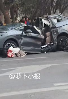 车开成这样，也是个人才。网友近日发布视频，汽车具体品牌咱就不说了，保命要紧。这