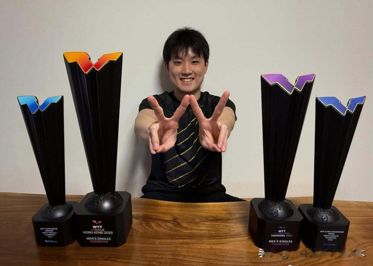 张本智和2025年收获颇丰啊！有400积分赛事的常规赛单打冠军，也有600积分