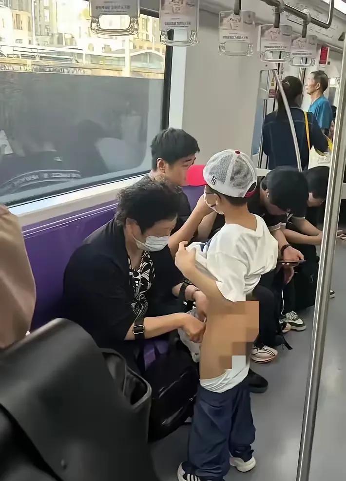 “乡下人第一次坐高铁，没素质的家长，很难教出优秀的孩子！”上海地铁里，奶奶