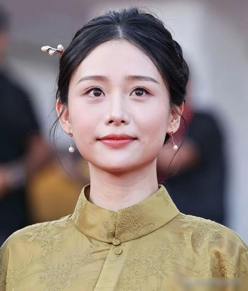 “我怎么不知道我领证了？”王晓慧这一句反问，直接把婚宴照的瓜给掀了。照片里喜酒摆着，潮汕老厝的流水席