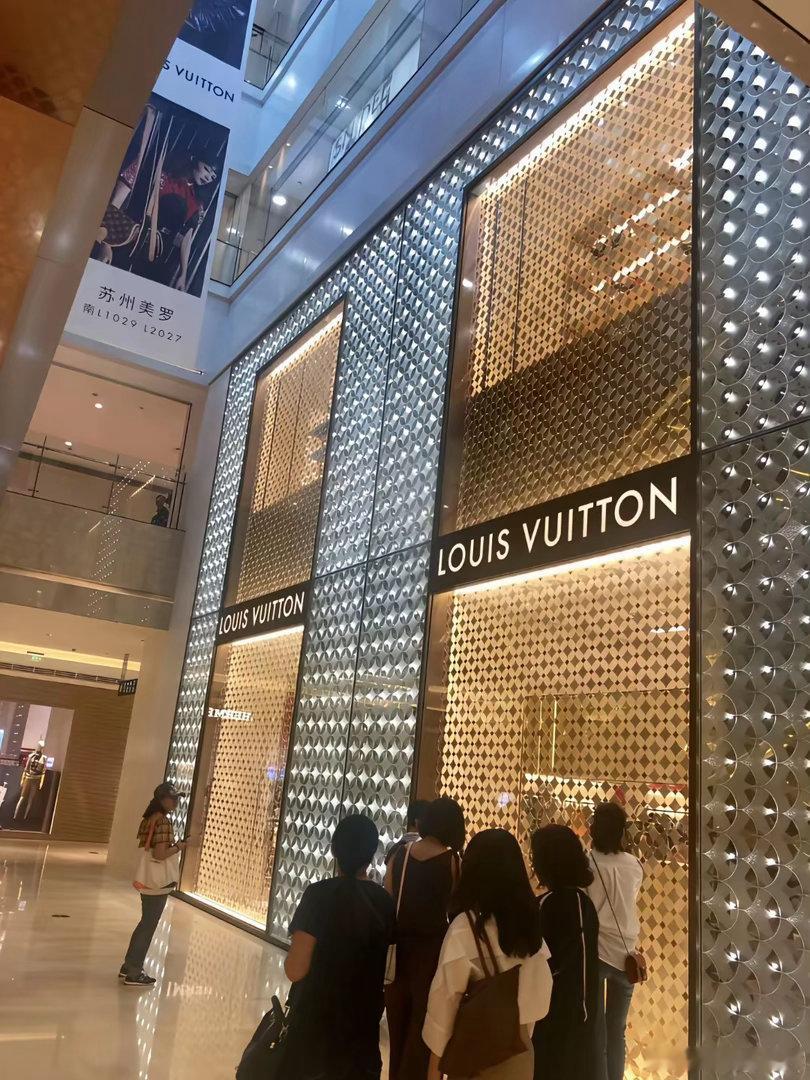 喂，消防队吗？我举报LV店消防不合格。请你们安排人来检查核实。喂，税务局吗？我举