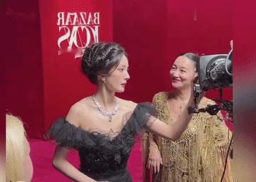 看了杨幂的操作，估计一大堆明星直呼后悔！镜头签角度太歹毒了，几乎所有的明星都中招