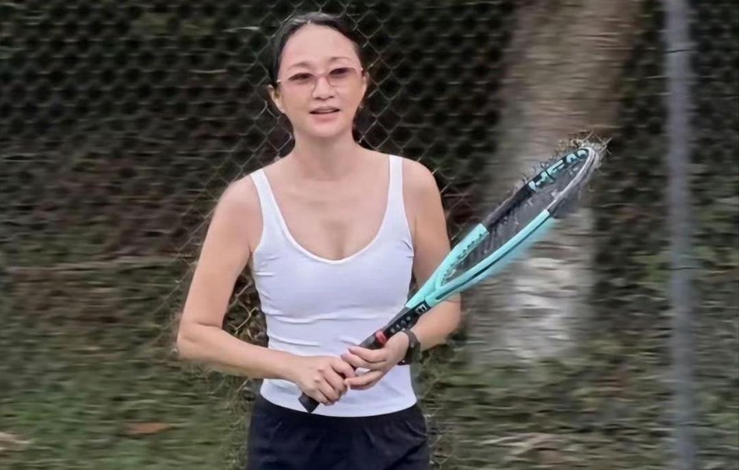 谁说女明星必须永远冻龄、毫无白发？51岁周迅现身网球场，素颜状态真实自然，