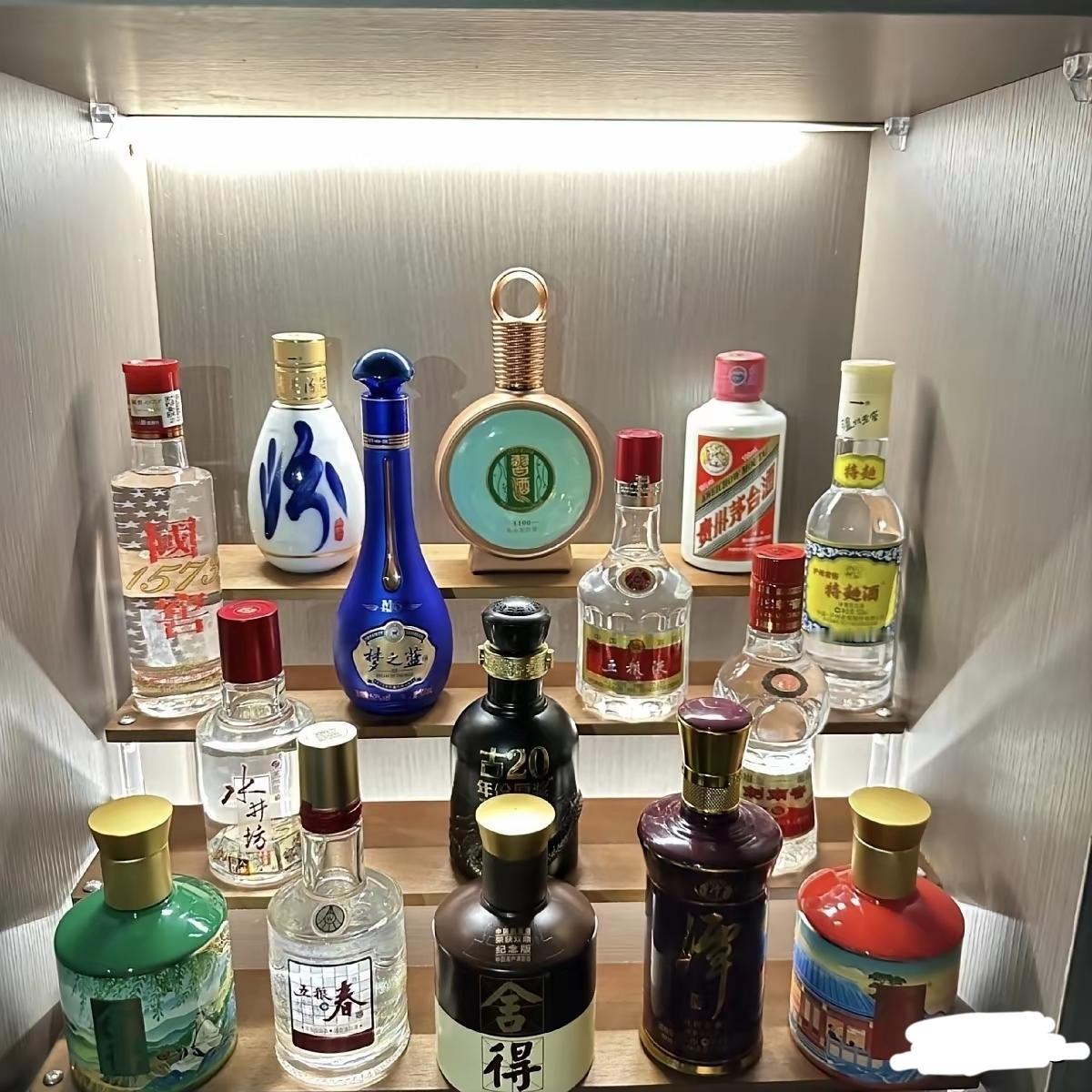 一柜子的酒，哪个最贵？