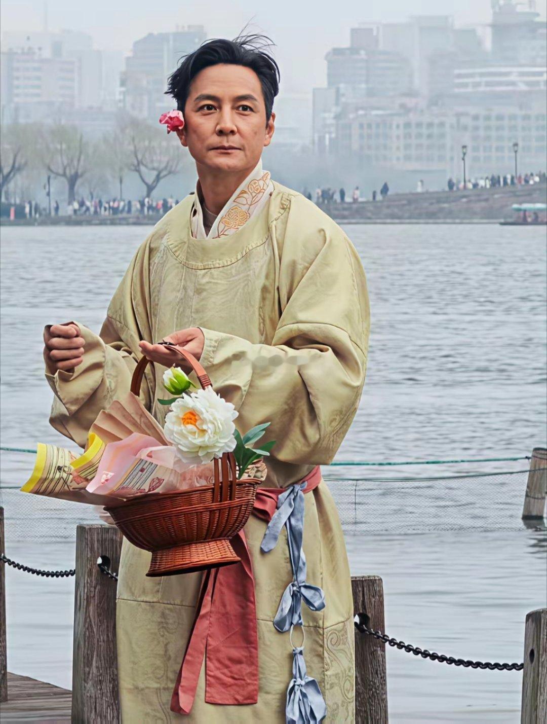 好歹也是天王级别的明星，吴彦祖怎么穿这么low的衣服啊，赚钱的样子好心酸。