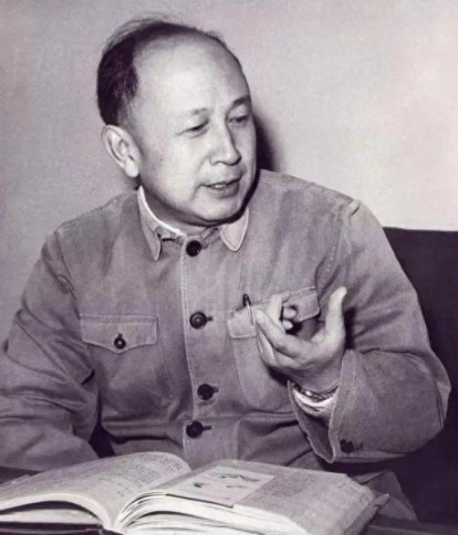 1964年冬夜，钱学森筷子尖悬在鸡肉上方半寸，突然厉喝：“别动！有苦杏仁味！”警