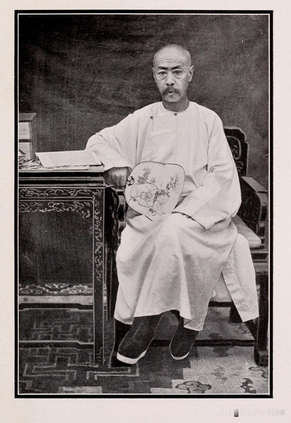甲午战争失败后，全国皆骂李中堂。但真得该他负全责吗？责任很大，由他一个人背，不奇