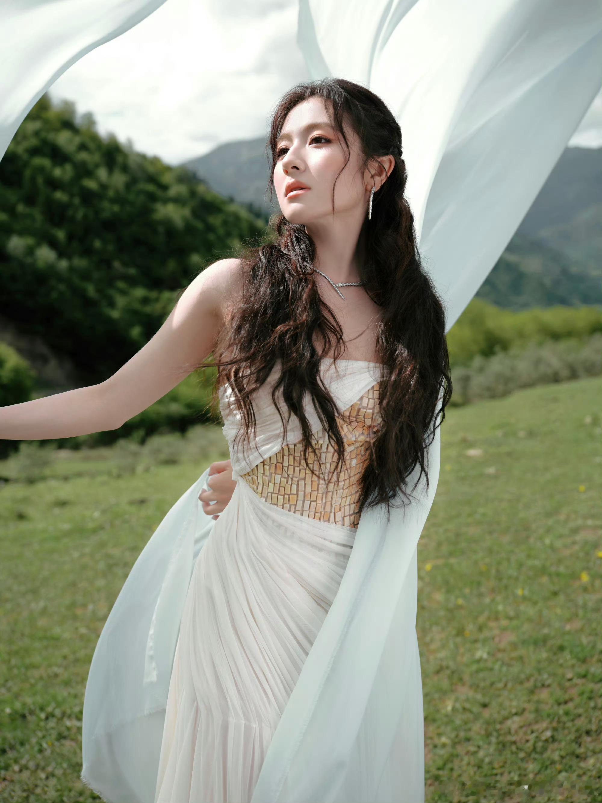 李兰迪vogue造型出图了，这么漂亮的造型，多拍点啊