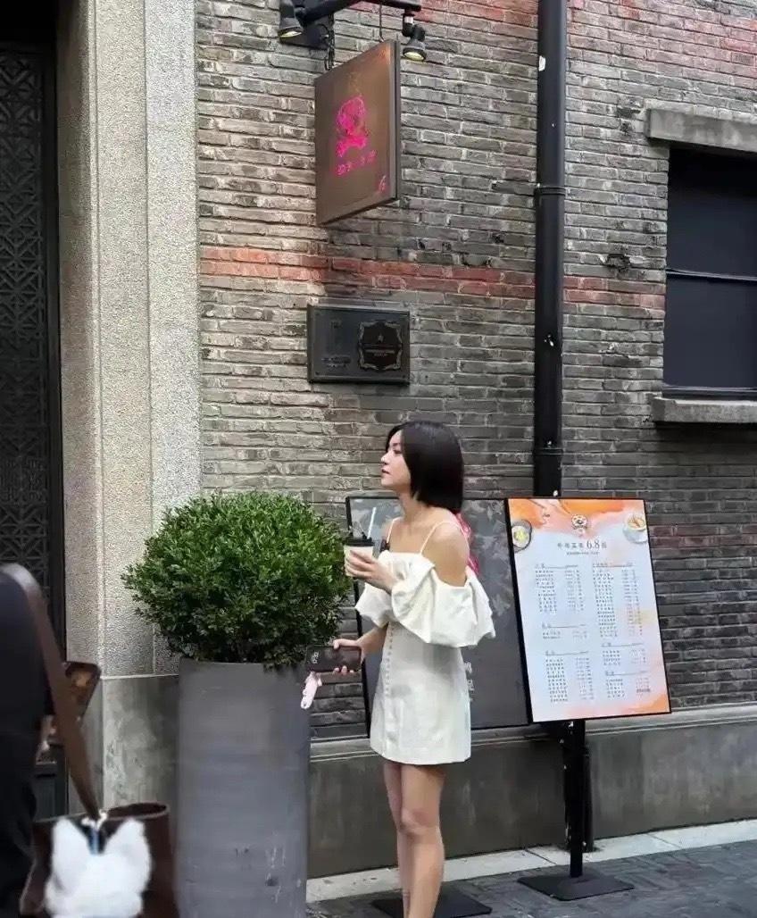 陈妍希上海街拍生图依旧娇小！一身穿白色露肩吊带短裙，荷叶袖设计增添几分温柔少女感