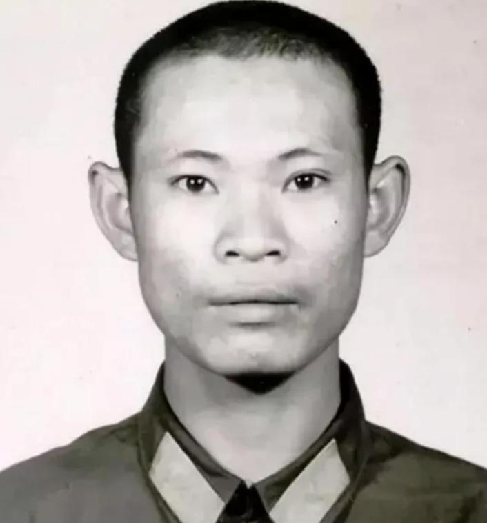 1984年老山战役，在142号高地上，排长牺牲后，剩下14名战士无人指挥，这时杨