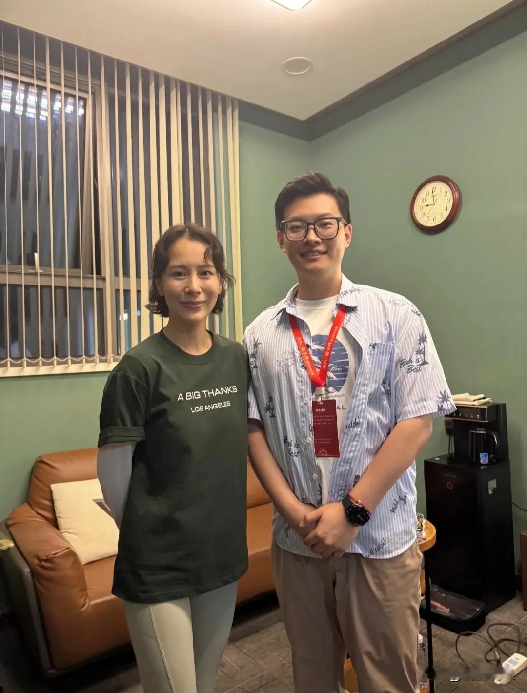 发现没？海清的脸也变了啊！海清现身北京参加线下活动，路人镜头下的她，发际线好高