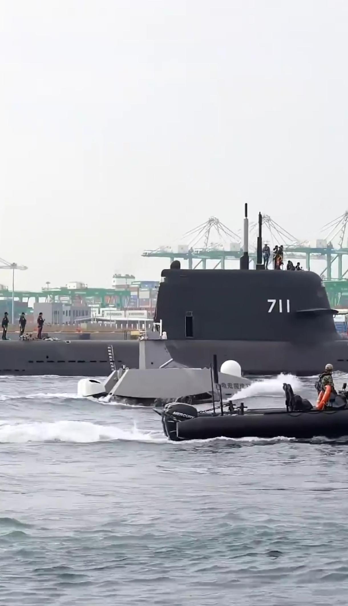 台湾也有中科院，这是台自己研发的奋进魔鬼鱼号无人作战艇，由台湾国际造船公司研制。