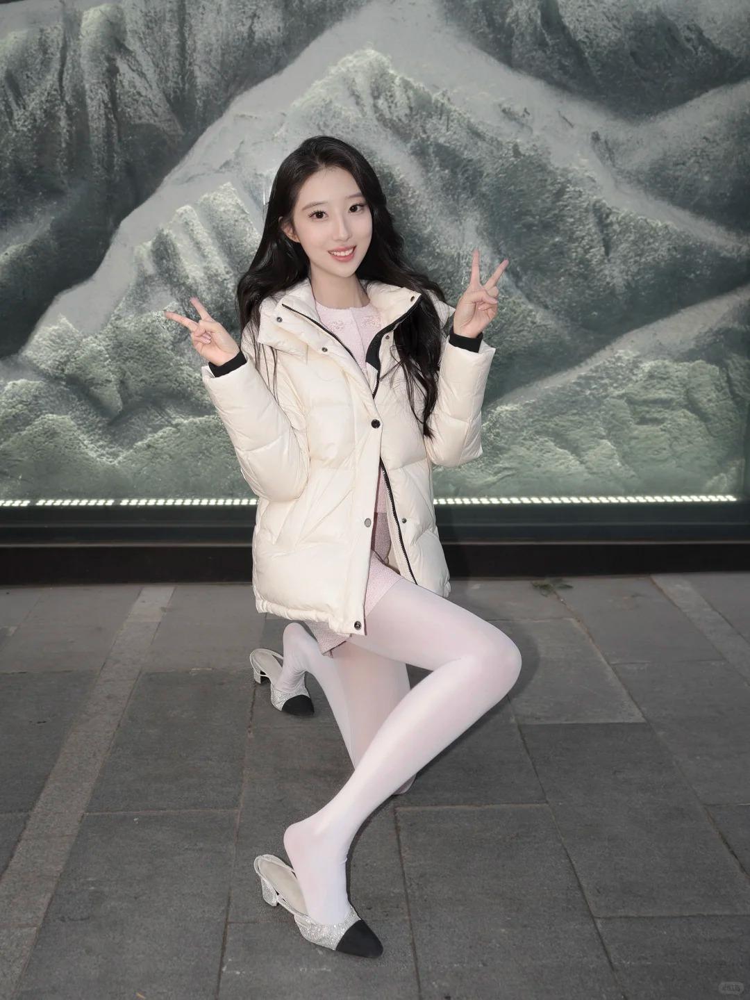 晒图笔记大赛她穿的珠光白幻境外套也太绝了！柔光漫过衣料，细腻珠光随动作流转，像裹