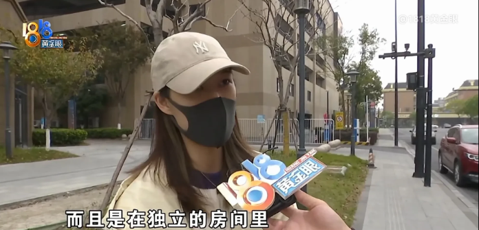 浙江杭州，一名女子花费1万多元，去一家健身房报了私教课，因为拉升时和教练有身体接