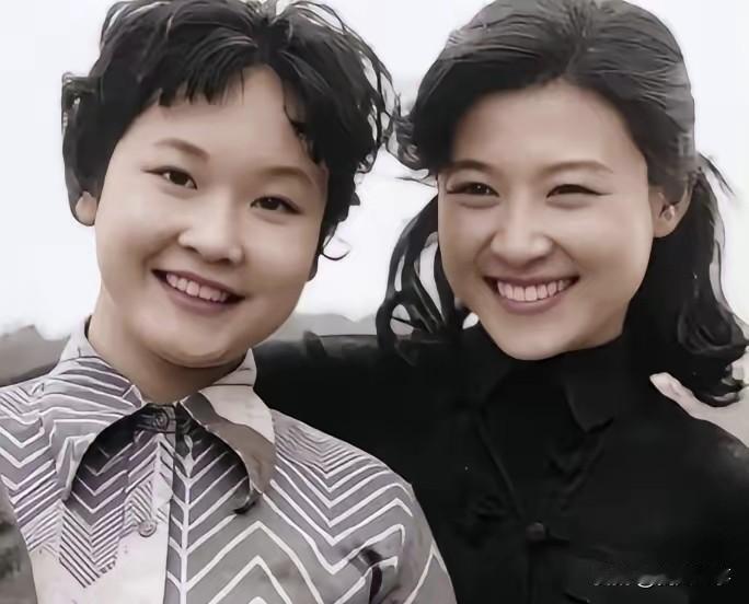 80年代，上海江边，李谷一与王馥荔，两位家喻户晓的文艺工作者在此留下合影。镜头下