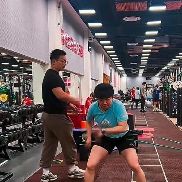 孙颖莎把训练Vlog发出来了。不是领奖台上的高光集锦。是深蹲、是卧推、是咬着牙