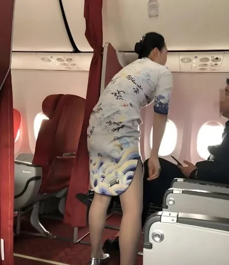 大家总觉得空姐都是年轻漂亮的大美女，那上了年纪的空姐都去哪了呢？其实，国内空姐职
