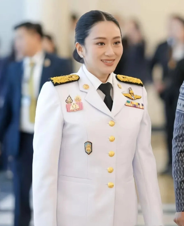 洪森坐不住了，佩通坦离任才几天，不仅没有被边缘化，反而面带笑容走进王宫，因为她