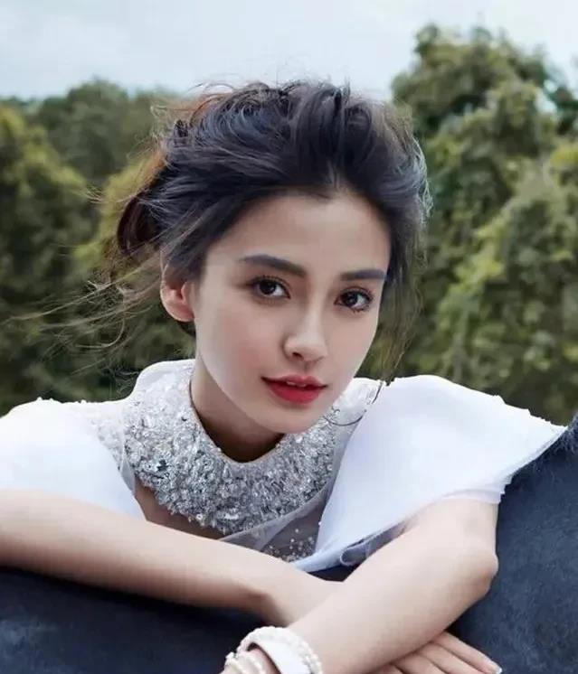 每一个离开他的女人，都是混得风生水起——因为黄晓明人太善良了。黄教主的人设，