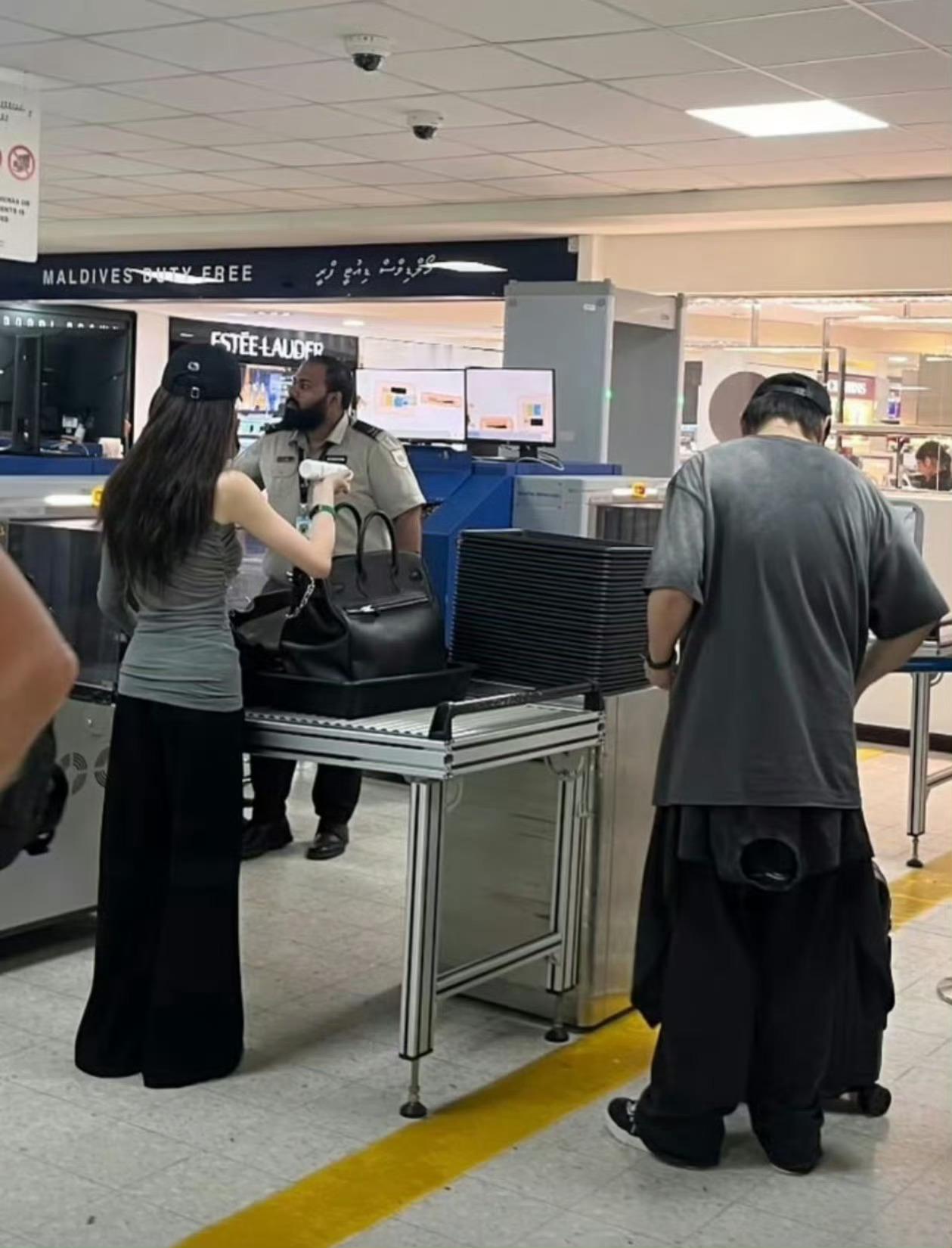 网友偶遇胡彦斌易梦玲，别问了，问就是ai出来的