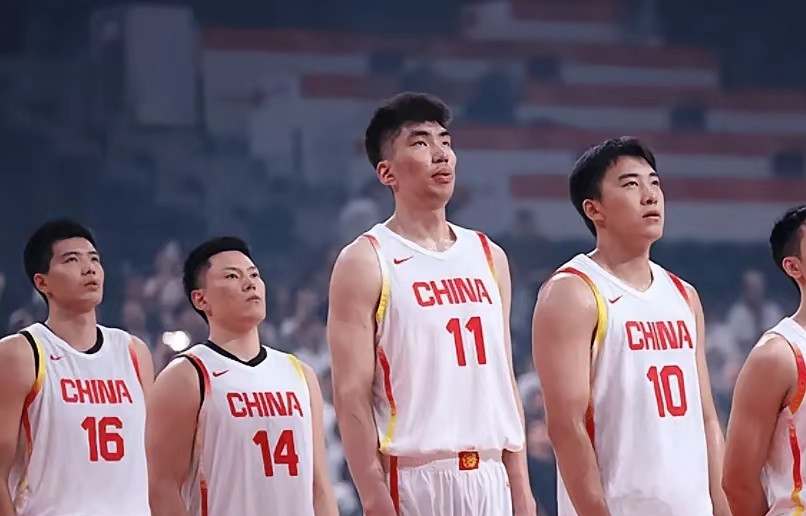 中国男篮现役最强首发阵容：1、五号位：杨瀚森护框、抢篮板是他的基本功，难能可贵的是还具备不错的策应能