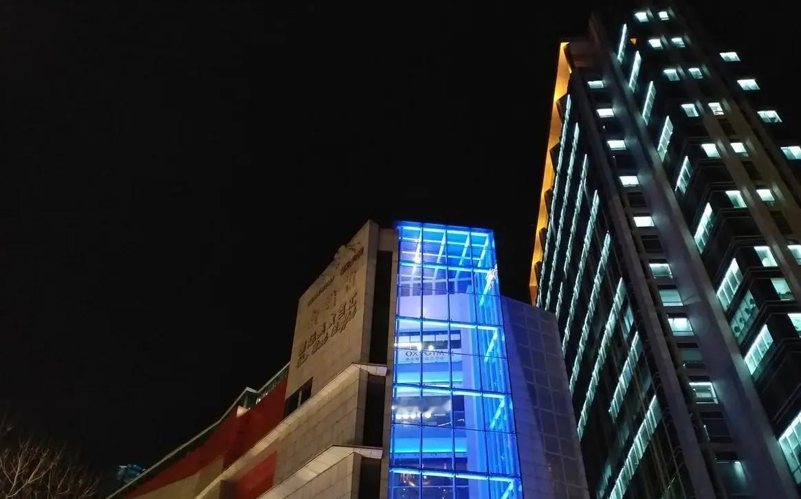 还记得当年中兴那档子事吗？几十亿美元罚款交着，高管还得换人，那时候看着是真憋