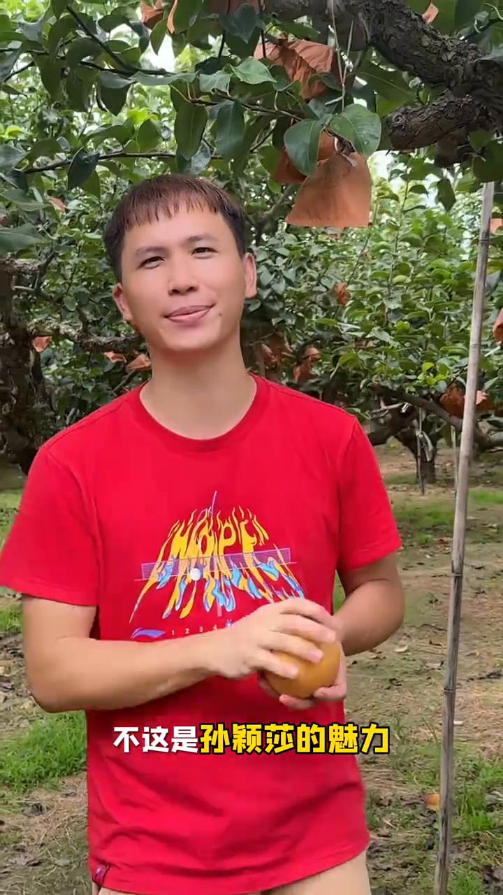 孙颖莎再次带火身边的人。姐妹们，孙颖莎又把身边的一个人给带火了。一个人，一个体
