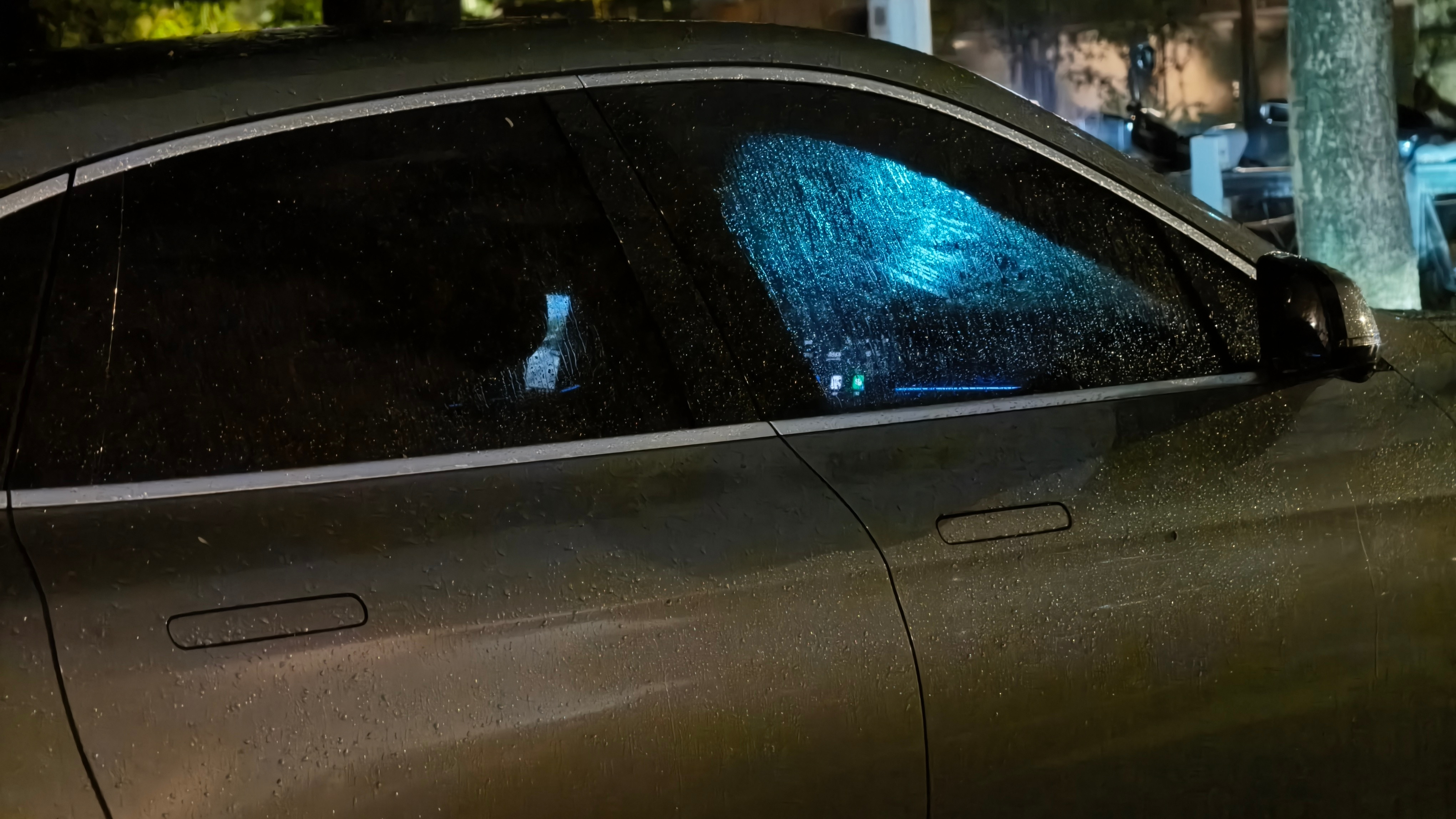 雨夜下楼，偶遇一台新势力新能源车。目测车主正在等孩子下课，但令人玩味的是，面对车