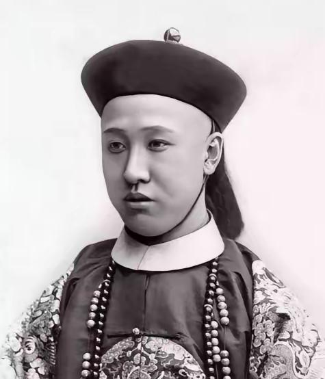 1950年，67岁的清朝摄政王载沣，以90万斤小米的价格，卖掉了醇亲王府。四儿子