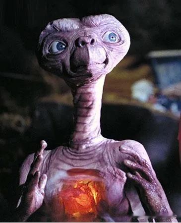 哇塞！家人们谁懂啊，听说有外星人来地球开派对咯！他们坐着散发着披萨香味的飞船，还