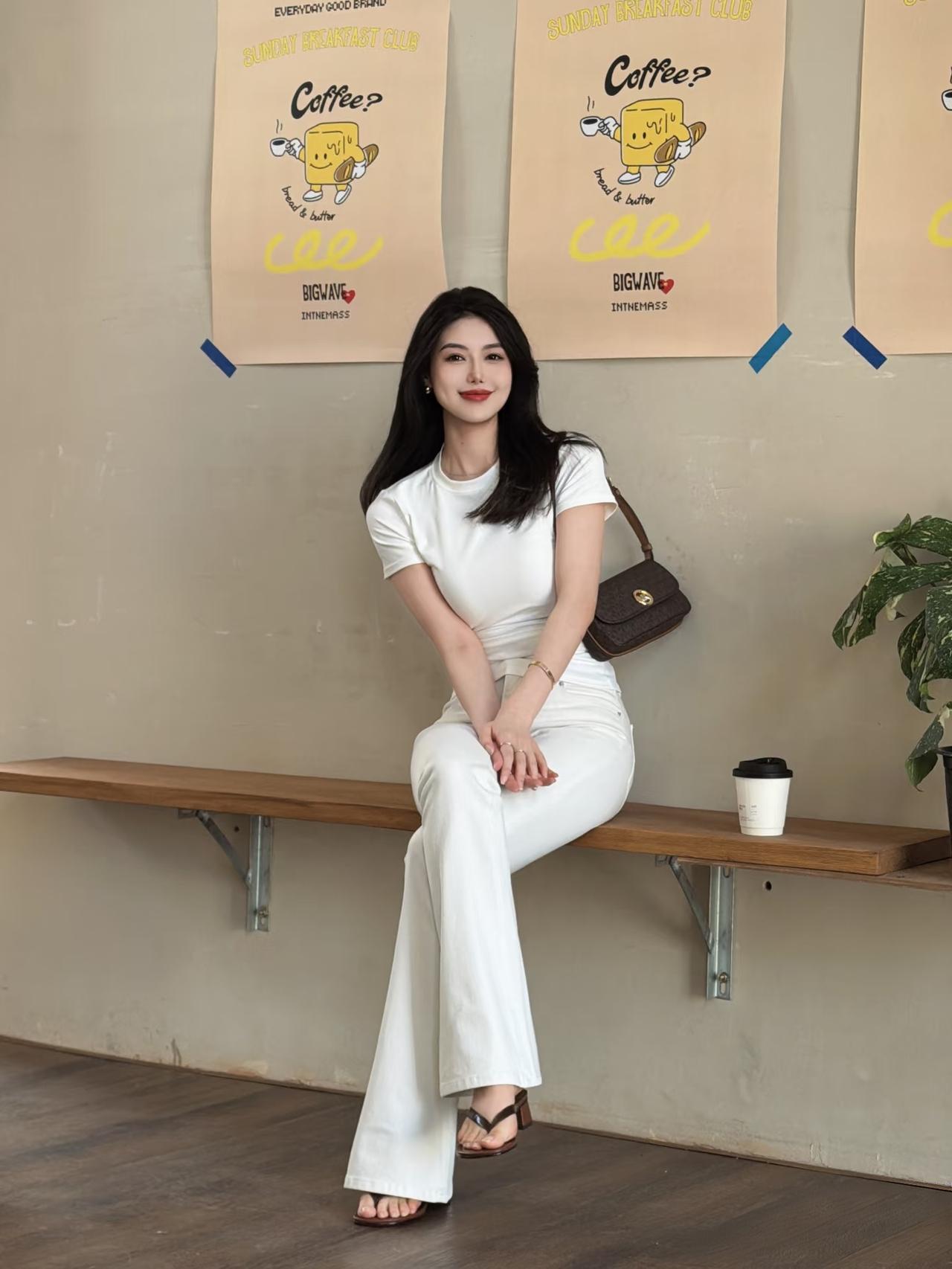 女孩子怎么穿搭既时尚又好看?白色圆领体恤搭配白色修身休闲裤，露趾高跟凉鞋，非常清