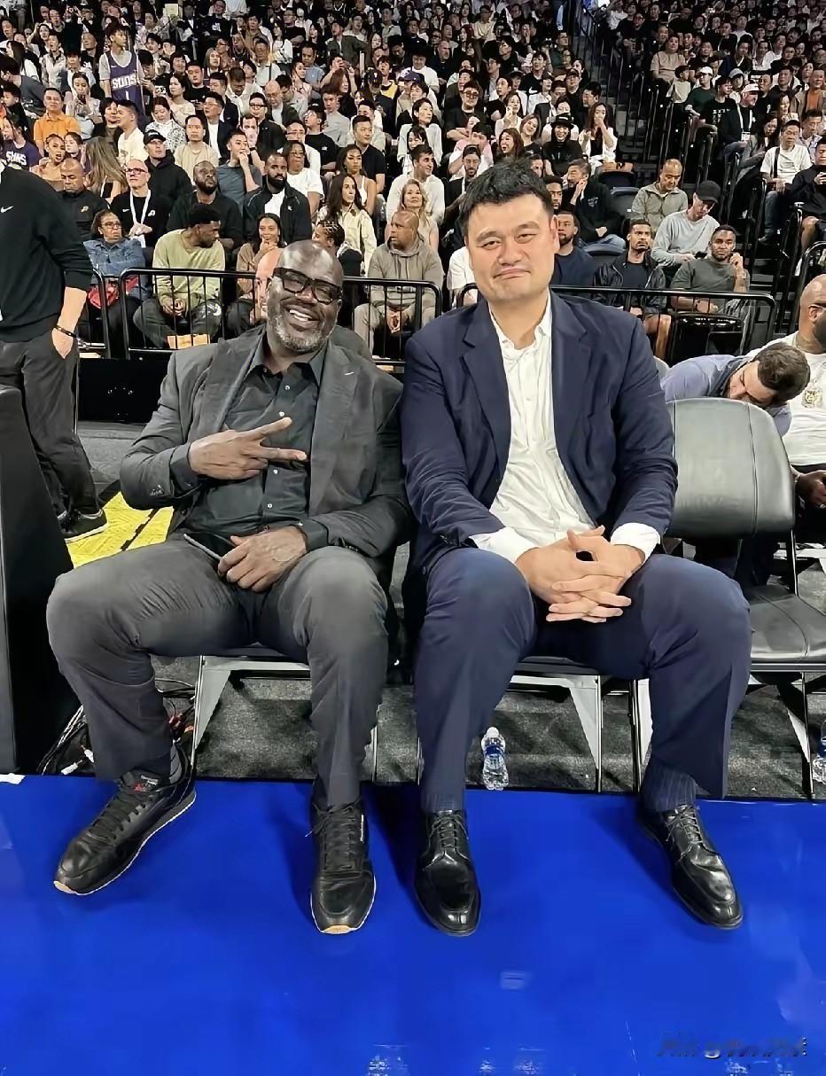 2003年姚明刚刚23岁，然而他在NBA的年收入达1.2亿元，好家伙，二十出