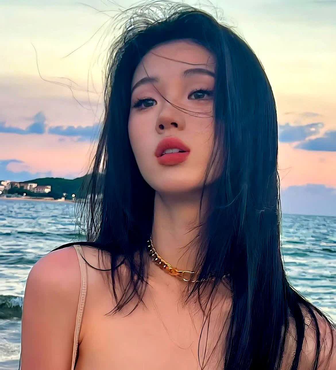 关于单依纯这个女孩我有一点挺疑惑的嘴唇厚也就罢了，可她为什么