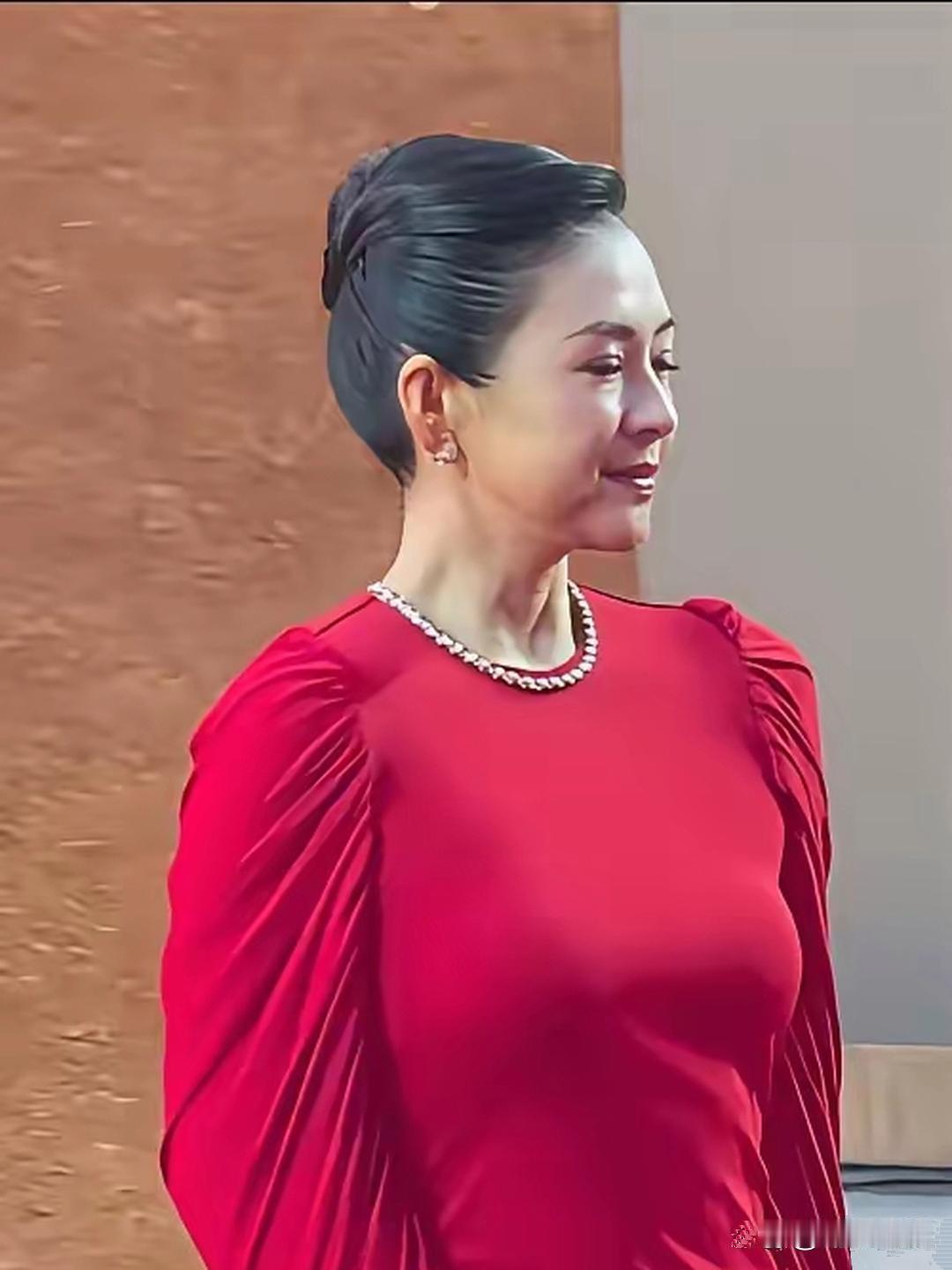 47岁的章子怡顶着两鬓斑白亮相，那张曾写满野心与锋芒的脸，如今彻底归于平和。
