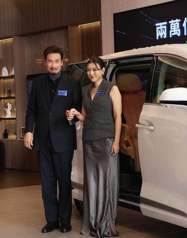 最近陈豪和陈茵媺一起出席时尚活动，两位站在一起真的是好般配，也都很有明星范儿。