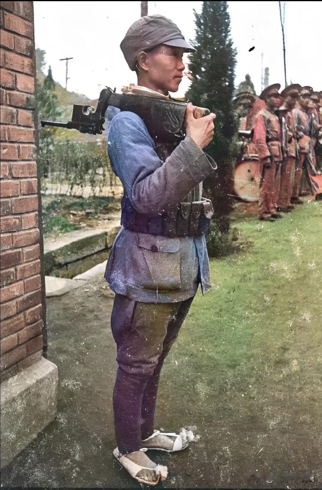 很明显这是一张摆拍的照片，照片中的士兵显得很自豪，与背景中的队列形成对比。显而