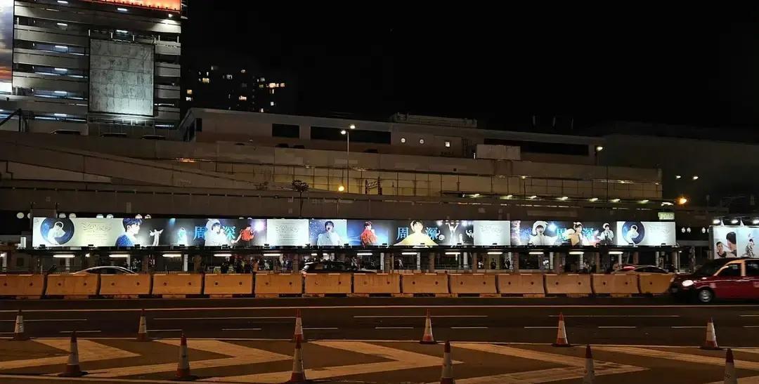 香港运输署盯着监控，发现5辆叮叮车不对劲。车身上不是广告，是一片流动的星空