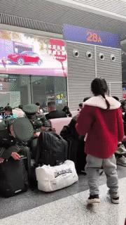 暖心！河南郑州高铁站，小女孩拿糖果给对面的退伍军人分享，原本安静坐着的兵哥哥们，