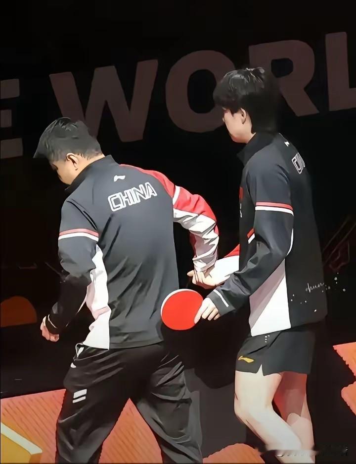 王皓：我的徒弟我来护。一个牵手退赛的简单动作。那意思谁骂你我陪着。把王楚钦在王皓