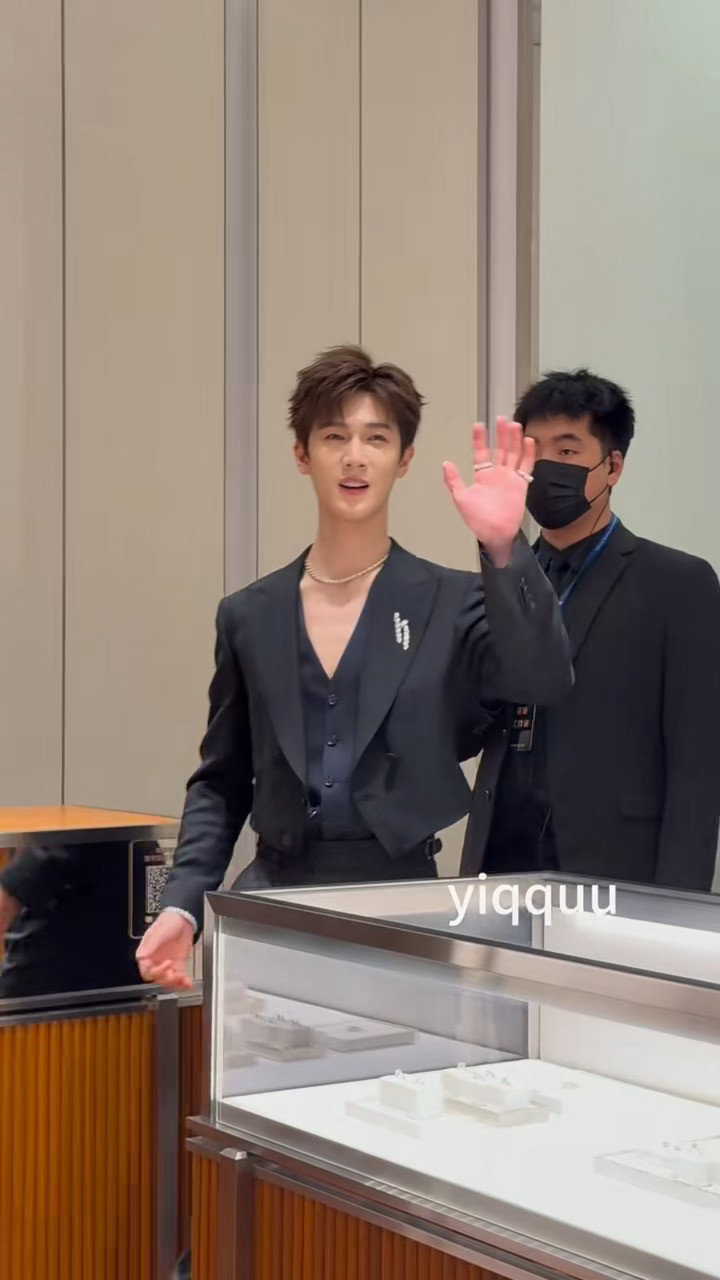 李昀锐杭州tiffany活动上班路透今天是深v黑西装男神，气质好贵李昀锐李昀锐