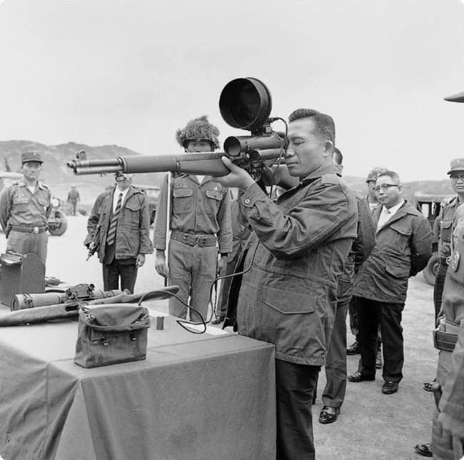 这张照片是1968年韩国总统朴正熙视察期间拍摄的。这里的M1Garand