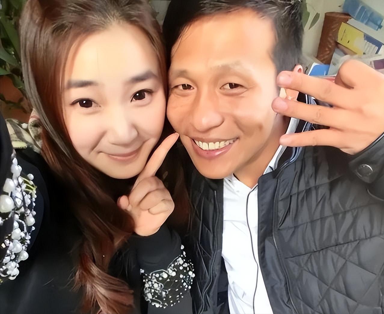 2007年，宋小宝和妻子霍晓红离婚后，就娶了肤白貌美的王雪，赵本山知道后，狠狠的