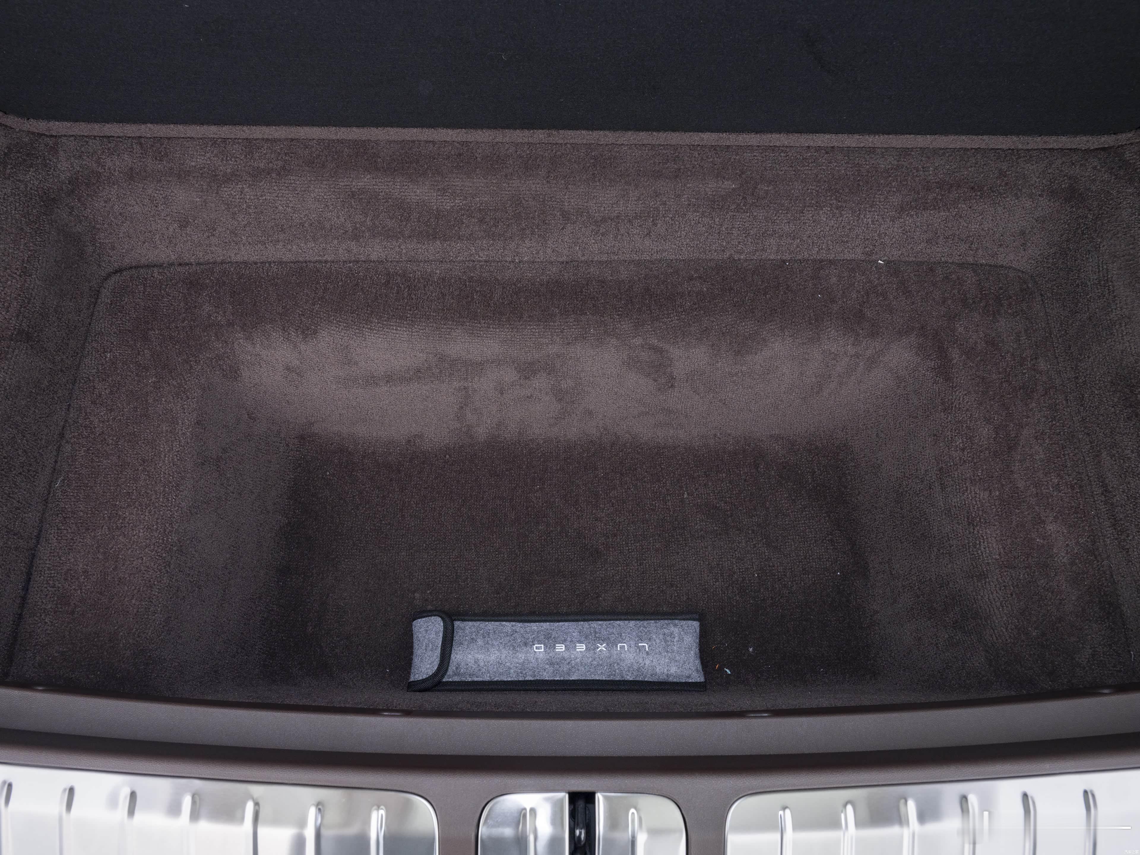 智界V9有点追求，为增加增混车的后备箱下沉空间，改用小体积双壳主消声器。众所周知