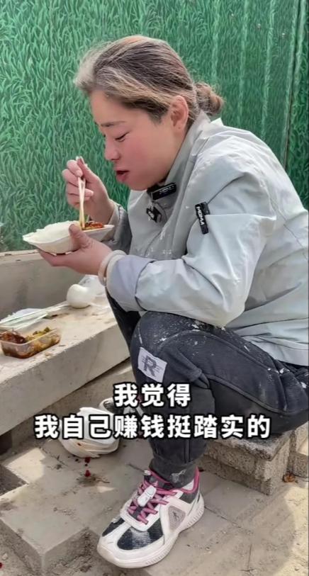 38岁女子工地干活，一天400元，不打算结婚生子，网友:活的通透！ 在广东一