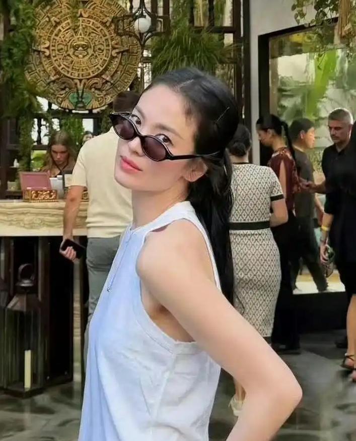 一觉醒来，宋仲基的天都塌了。没想到被他嫌弃推倒婚房都要舍去的宋慧乔，离了婚以