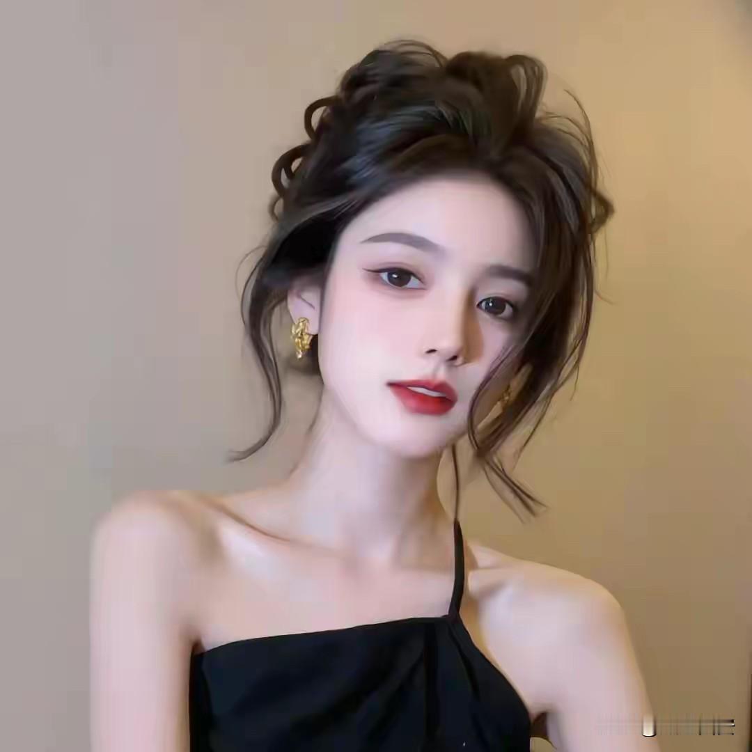 女人的高级炫富：第一：车子有油，去自己想去的地方。第二：卡里有钱，买