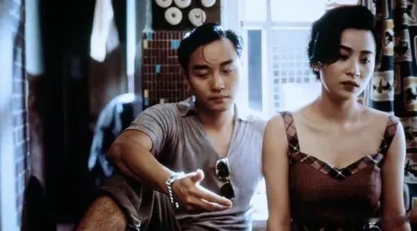 刘嘉玲演戏放的开，比如她在东成西就里面演周伯通，笑死我了。我非常喜欢这种女演