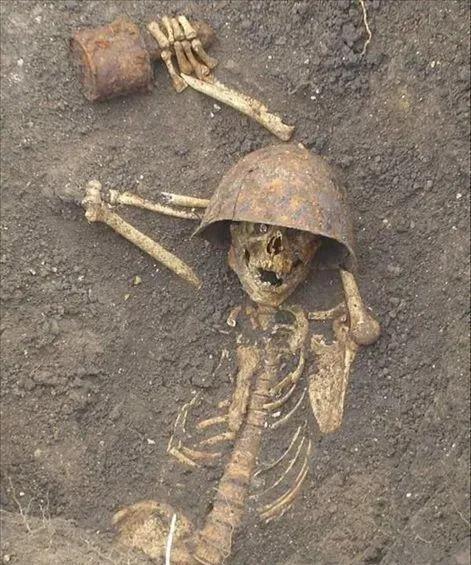 1943年的乌克兰草原上，一具苏军士兵的遗骸保持着投掷手榴弹的姿势。泥土从他