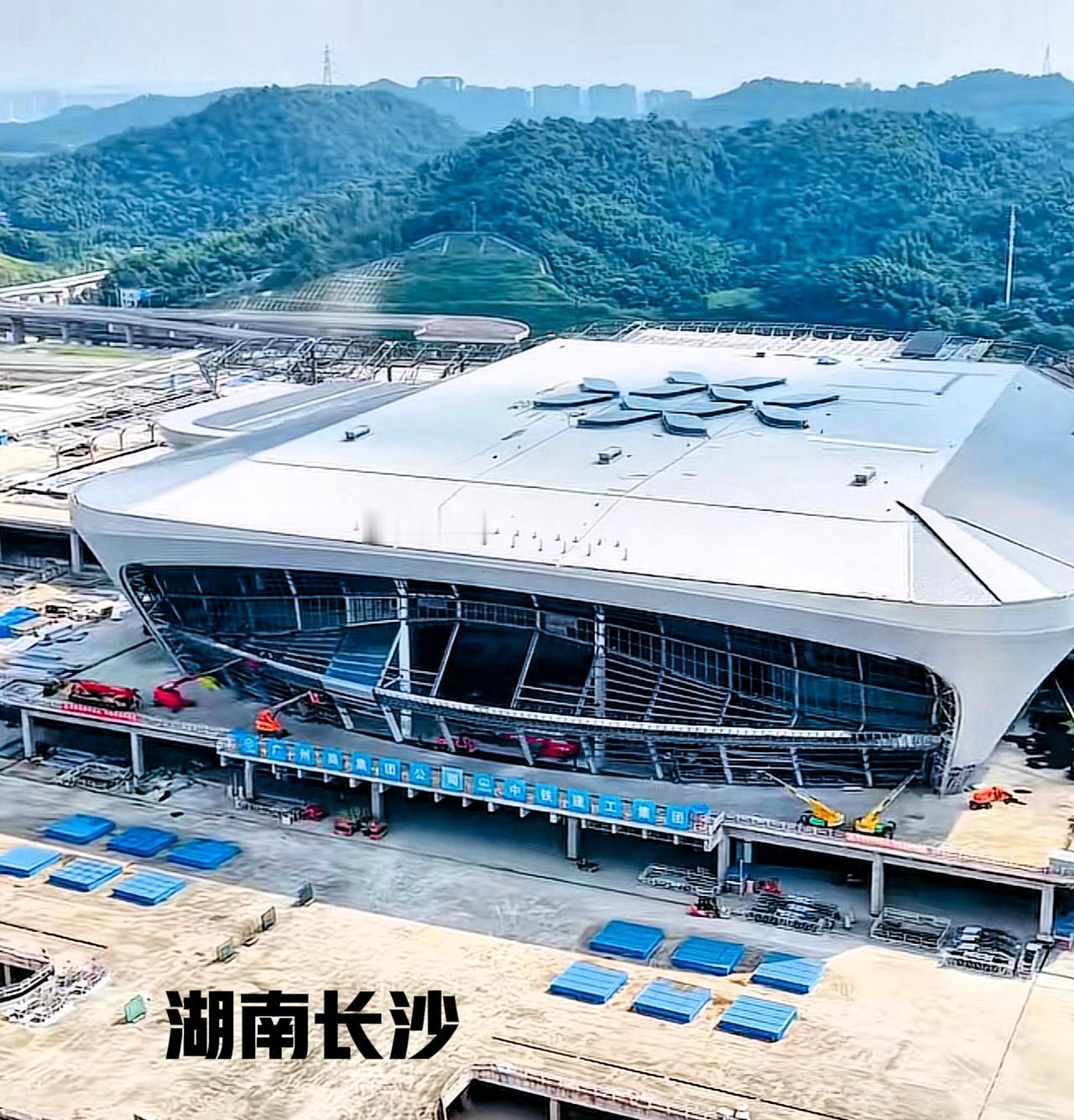 从图片上看长沙高铁西站样式，个人觉得还是长沙高铁南站是一流大站。长沙高铁西站整体