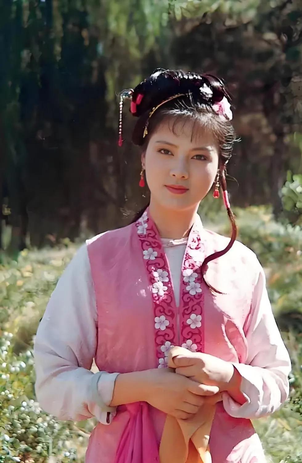 网友提问《红楼梦》里袭人穿金戴银回家探母，真的“好”吗？袭人被卖死契，终身为奴